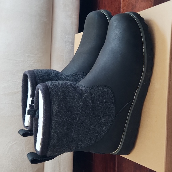 UGG Bayson II Boots Size 4 Youth - Picture 3 of 6